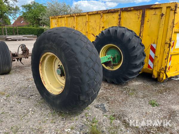 Aksel med traktor hjul