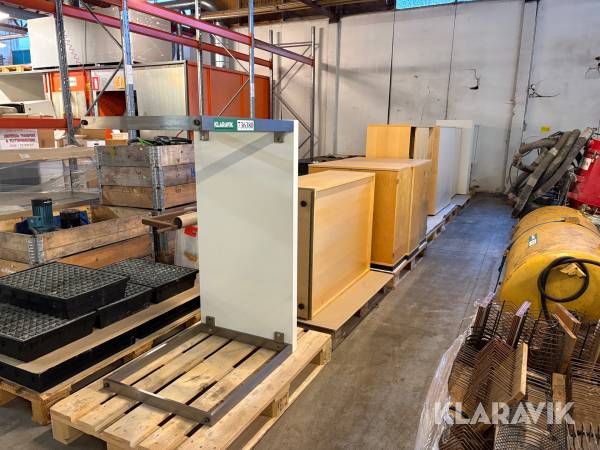 Lot med kontormøbler - 9 paller