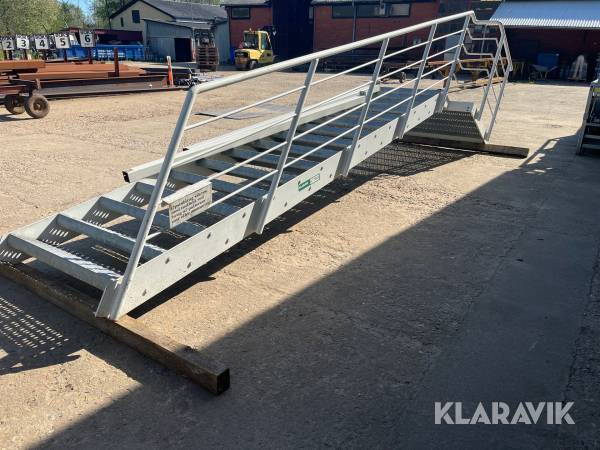 Hvidmalet trappe med galvaniserede trin