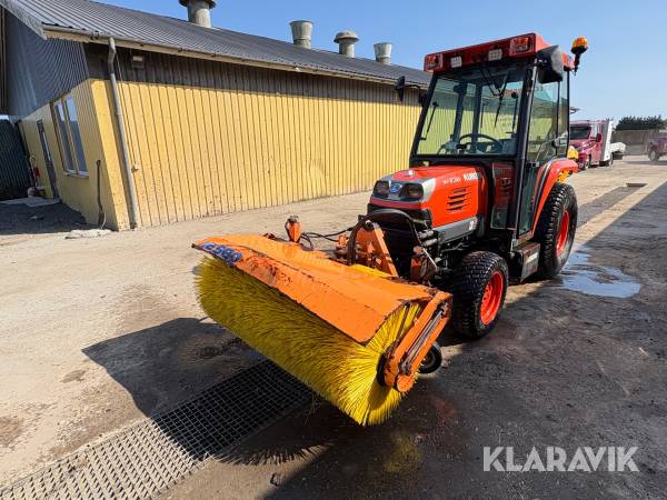 Traktor Kubota STV36 med kost og spreder
