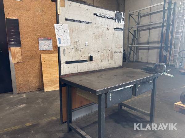 Arbejdsbord med skuffer og tavle