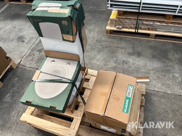 Gulvstående toilet og to håndvaske