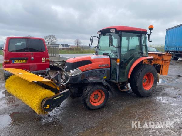 Traktor Kubota L4240 med kost og saltspreder