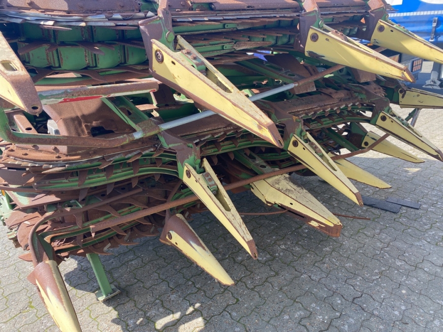 Klaravik Auktioner | Fin Snitter med 12 rk majsbord op pickup