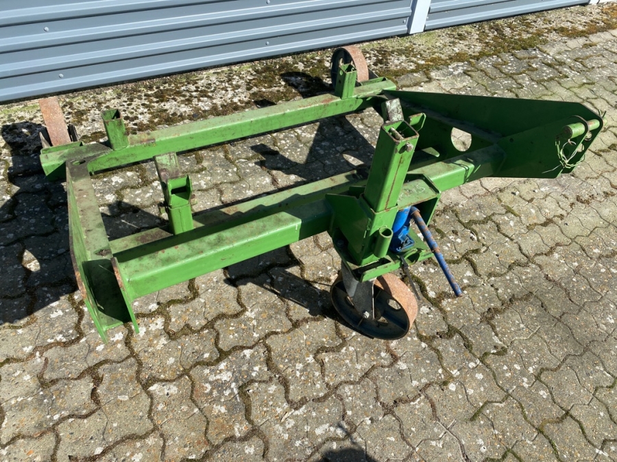 Klaravik Auktioner | Fin Snitter med 12 rk majsbord op pickup