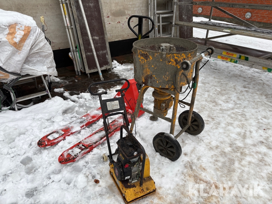 Blandemaskine, pladevibrator og palleløfter