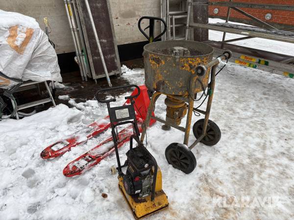 Blandemaskine, pladevibrator og palleløfter