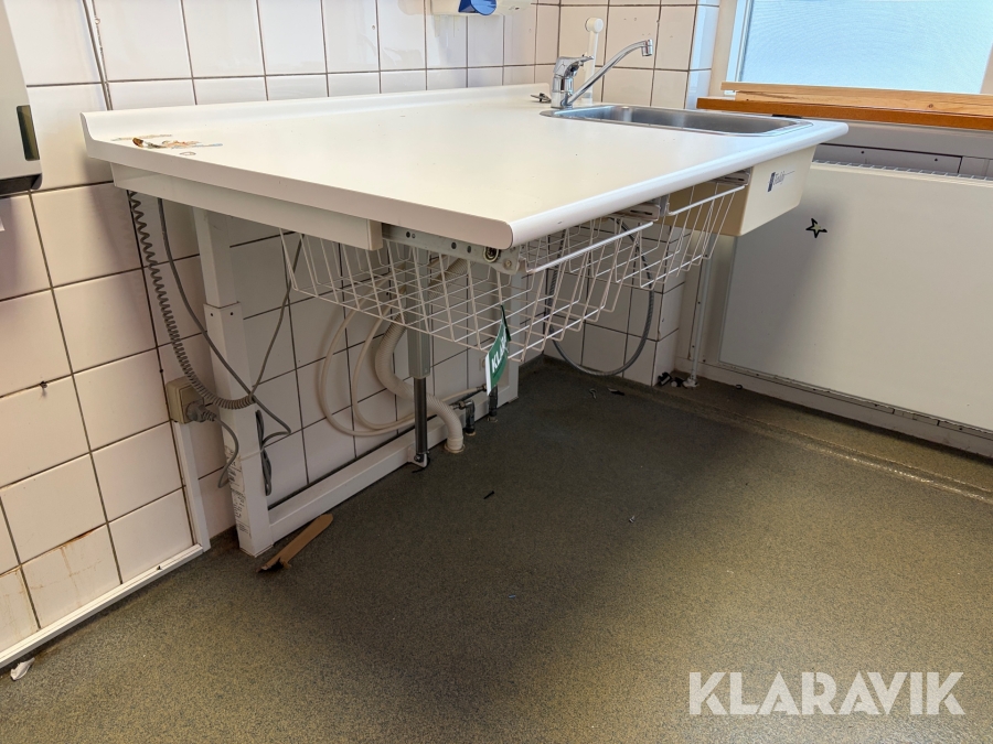 Havesænkebord Arjo Teddy med vask og opbevaring