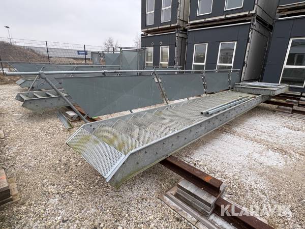 Trappe med repos og gelænder