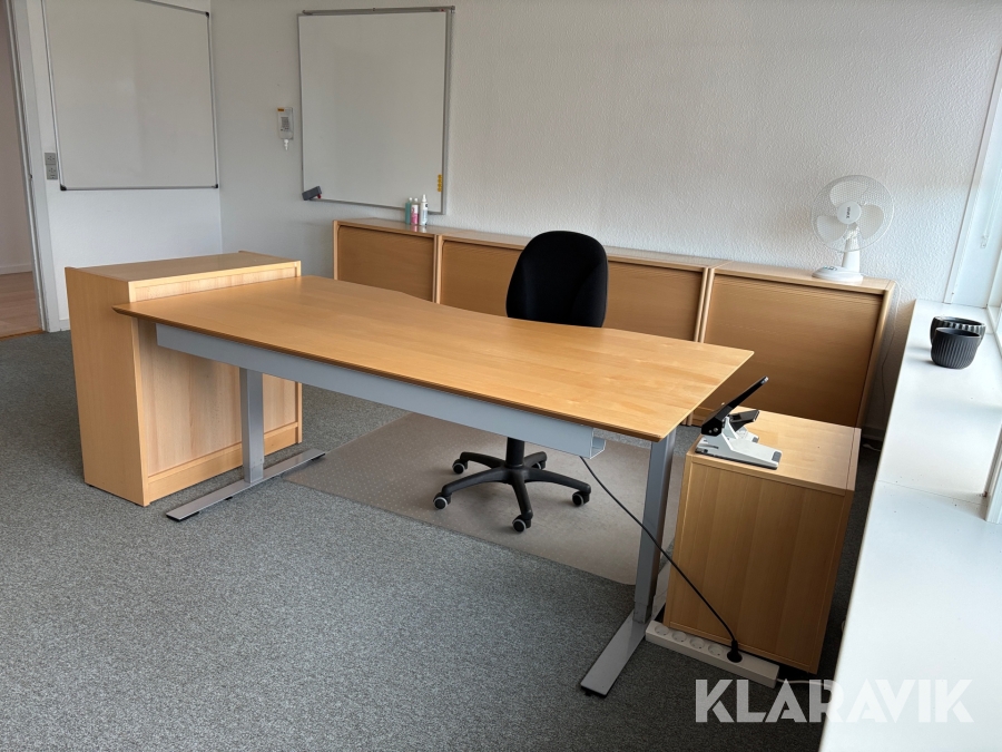 Stort lot med kontormøbler