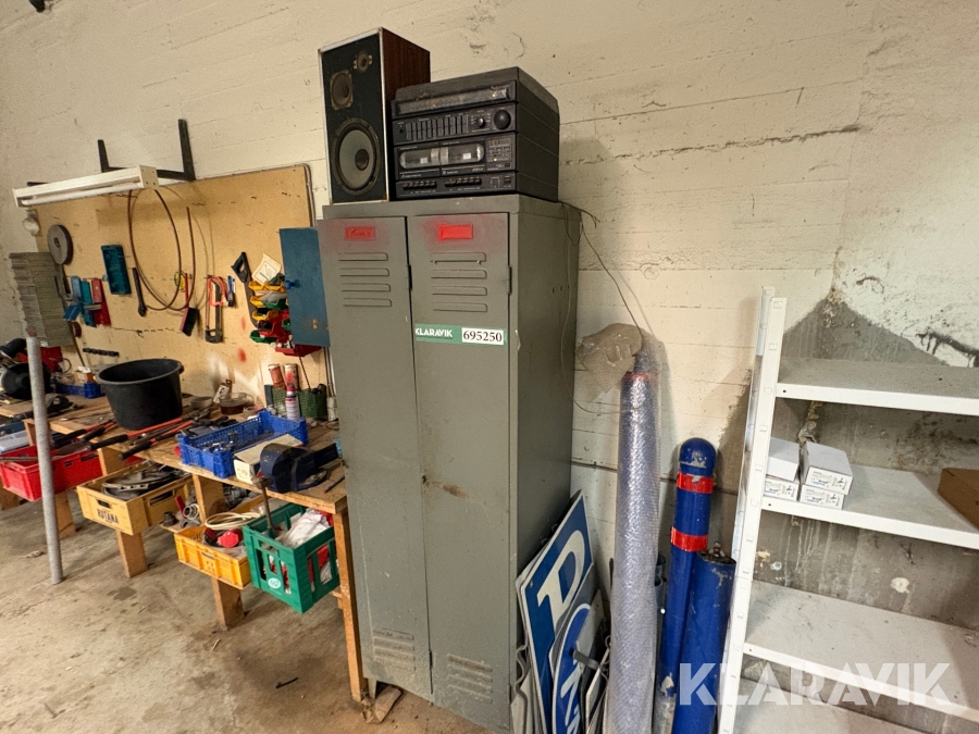 Garderobeskab og stereoanlæg