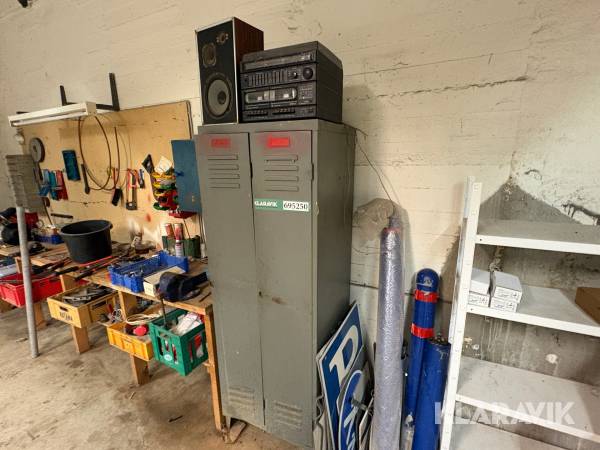 Garderobeskab og stereoanlæg