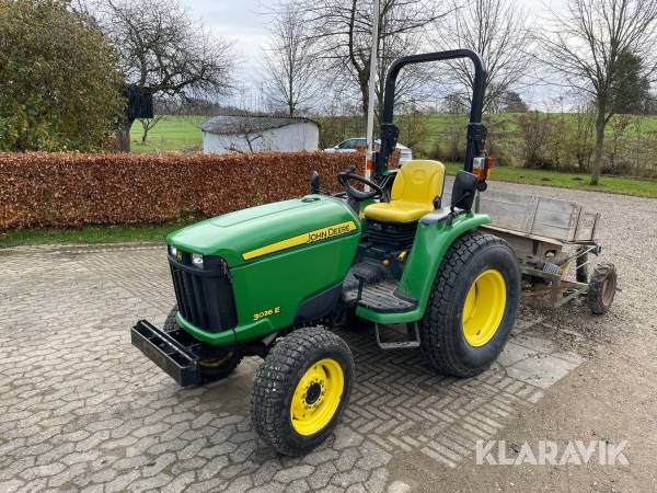 Traktor John Deere 3036E med mange redskaber