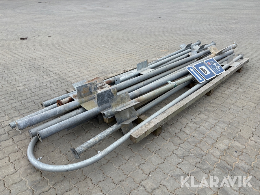 Lot: lygtepæle og skilteholdere