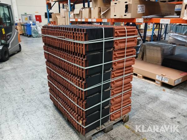 Tagsten Creaton Domino Sort engoberet