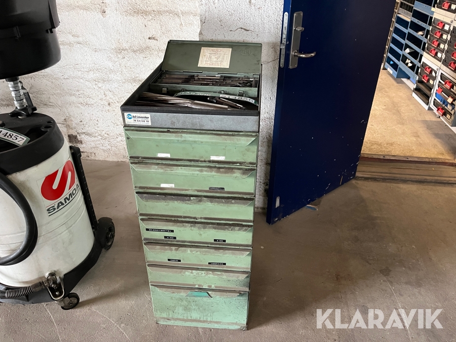 Værktøjsskab med rivalièr